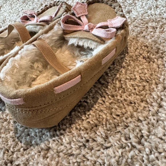 Kids Tan Moccasin with Pink Bow Slippers house shoes Size 5/6 - Picture 7 of 8